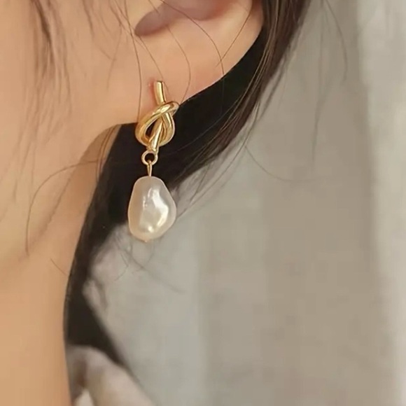 ✨Anthropologie Hayden Pearl Knot Earrings - Picture 2 of 5